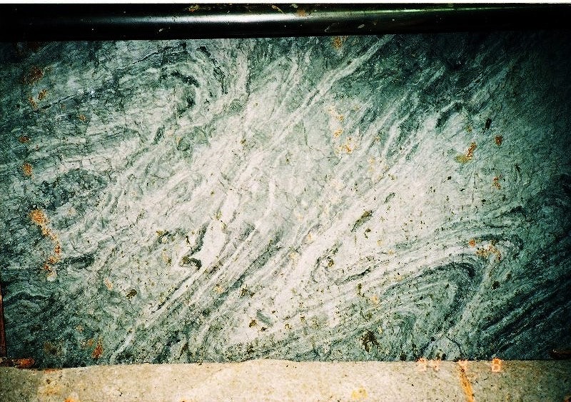 写真4.14　褶曲した流紋岩(部分的に熱水変質して軟質化).jpg